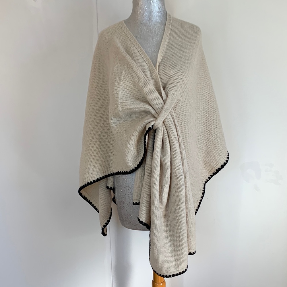 Wrap-Poncho, Crossover with tie. NWOT
One size.